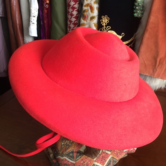 Vintage 60s red wool felt Madeline prairie hat. - Picture 4 of 10